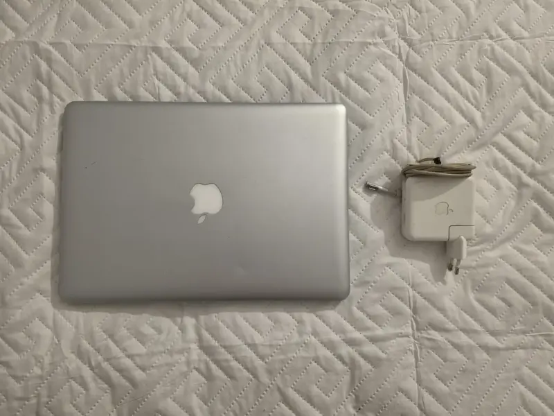 MacBook Air usado con cargador original - 1