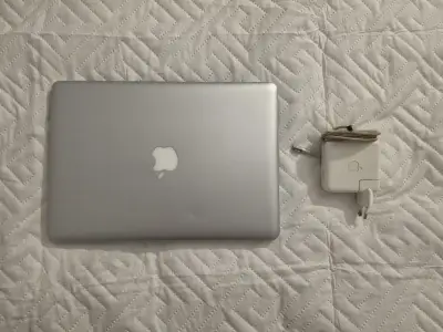 MacBook Air usado con cargador original - miniatura 1