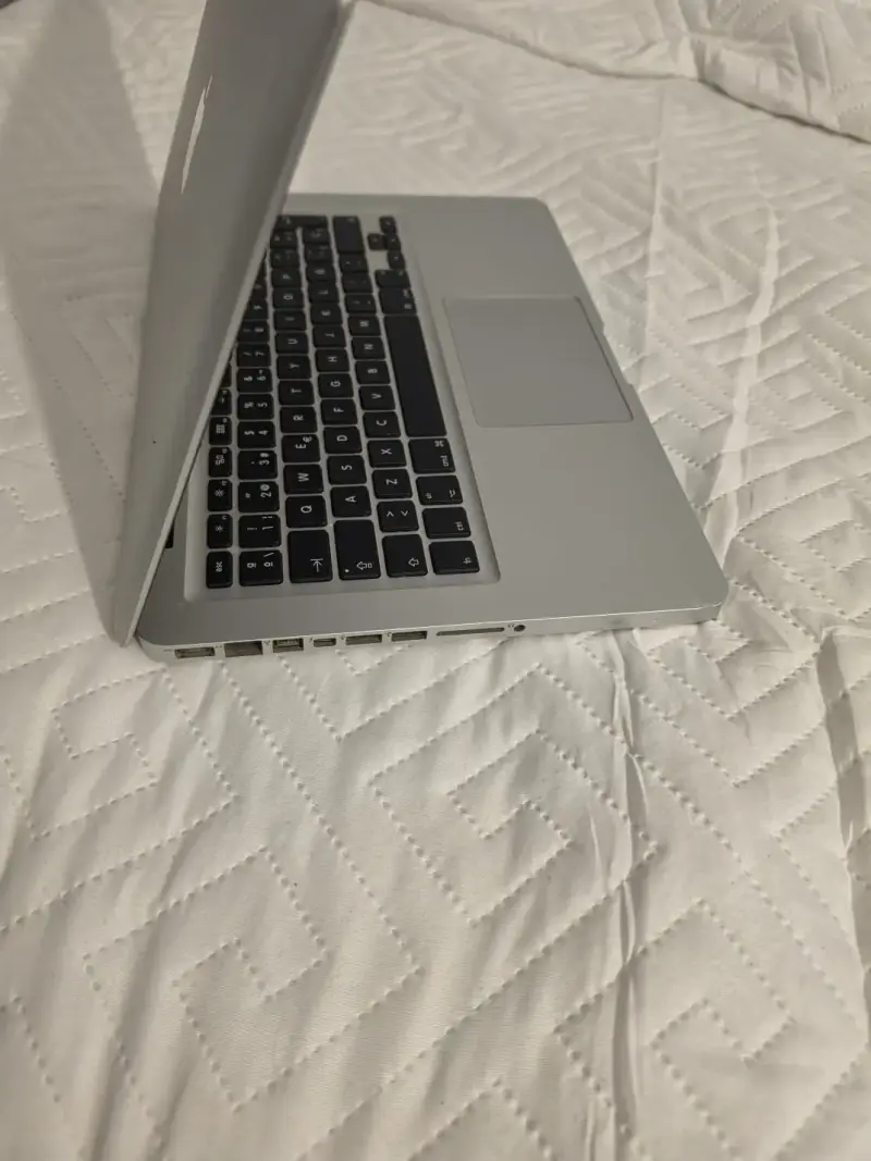 MacBook Air usado con cargador original - 2