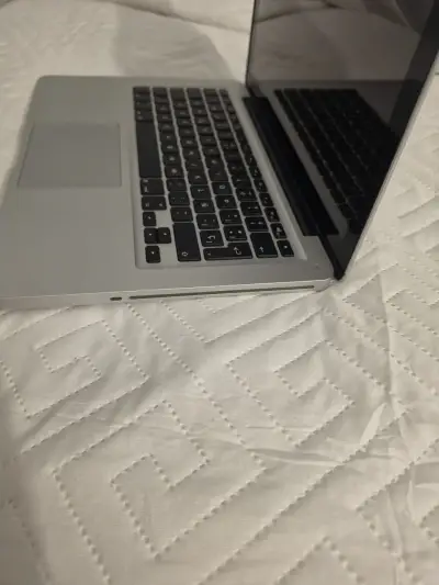 MacBook Air usado con cargador original - miniatura 3
