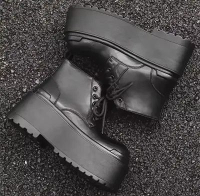 Botas negras - miniatura 1