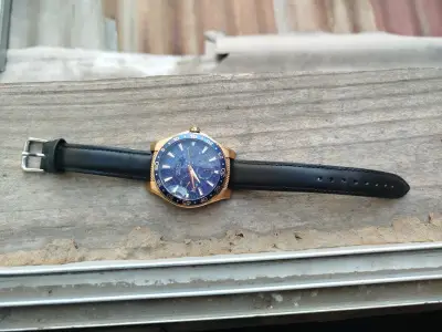 Reloj Guess azul con correa de cuero negro - miniatura 1
