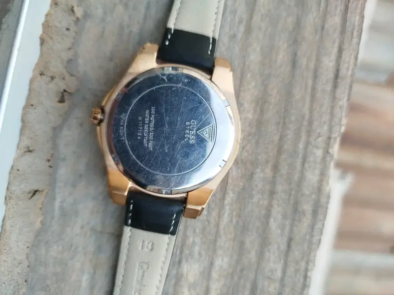 Reloj Guess azul con correa de cuero negro - 2