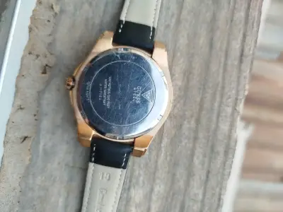 Reloj Guess azul con correa de cuero negro - miniatura 2