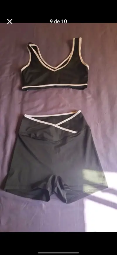 Conjunto deportivo mujer negro con detalles blancos - miniatura 1