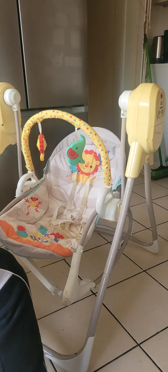 Columpio para bebé con juguetes colgantes