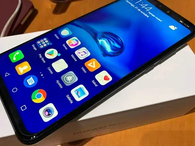 Smartphone Huawei con pantalla grande y caja original