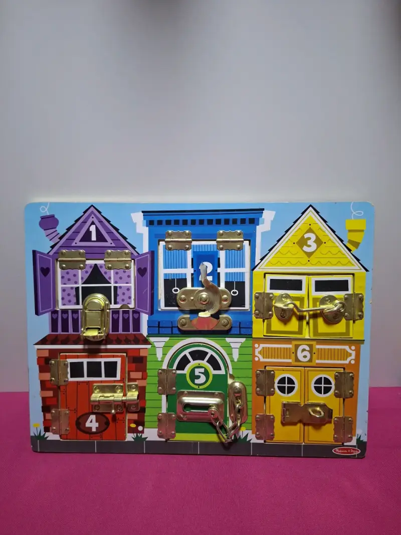 Tablero de Actividades con Cerraduras Melissa & Doug