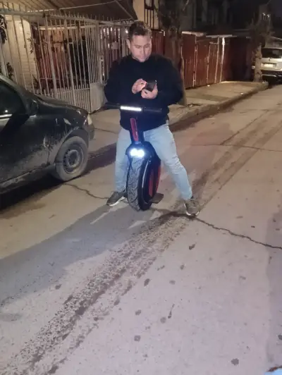 Monociclo eléctrico con asiento y luces LED - miniatura 3