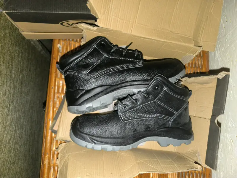 Botas de seguridad negras con suela antideslizante - 2