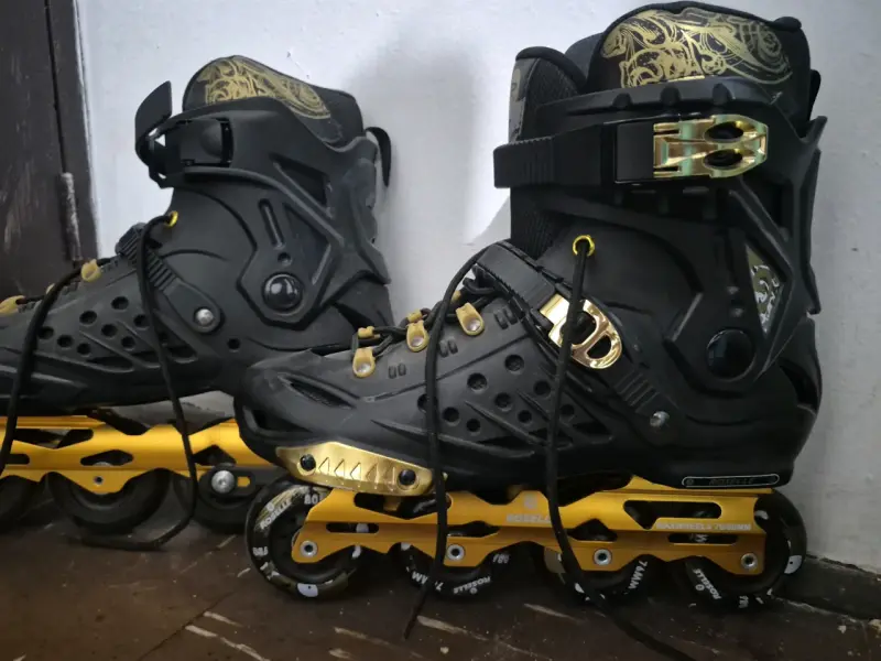Patines en línea negros y dorados Roselle - 2