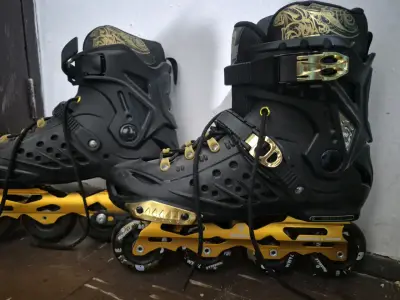 Patines en línea negros y dorados Roselle - miniatura 2