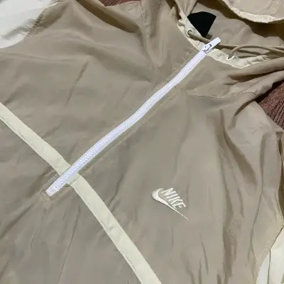 Cortaviento Nike beige con capucha talla XL - miniatura 2