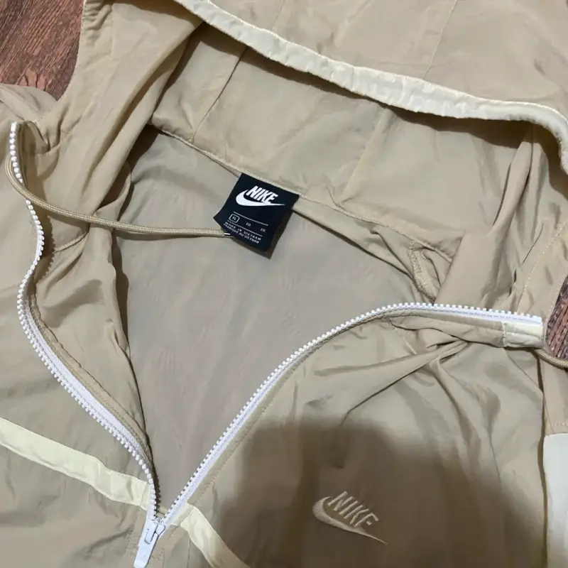 Cortaviento Nike beige con capucha talla XL - 3