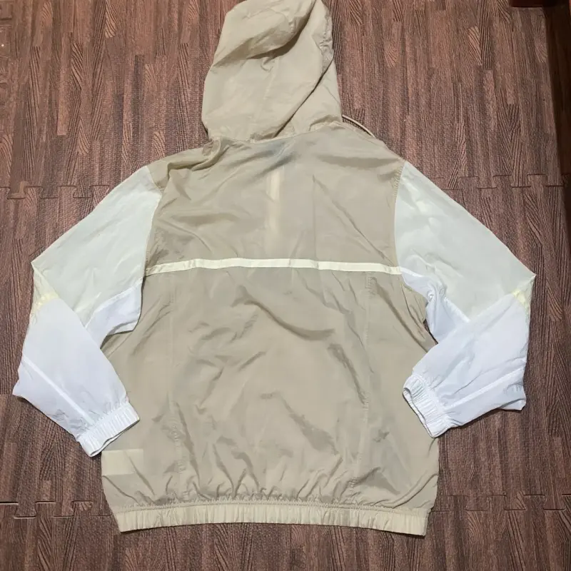Cortaviento Nike beige con capucha talla XL - 4