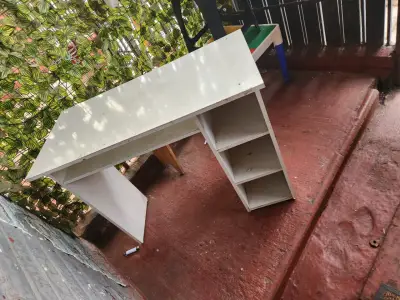 Escritorio blanco con estantes integrados - miniatura 1