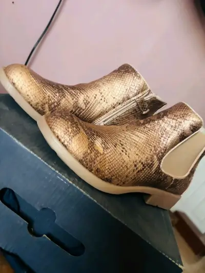 Botines dorados de cuero sintético para niñas - miniatura 2