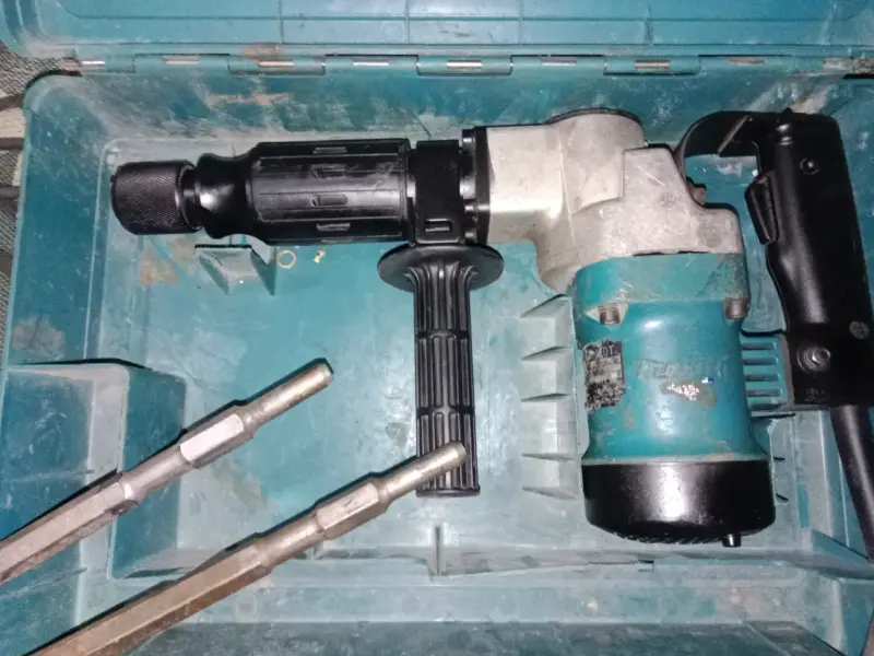 Martillo Demoledor Makita con Estuche - 1