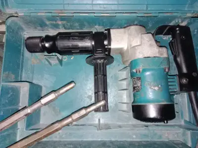 Martillo Demoledor Makita con Estuche - miniatura 1
