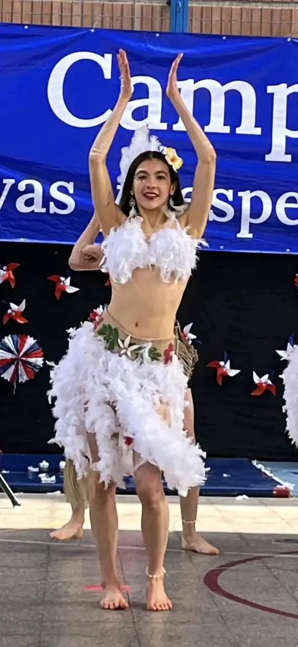 Traje de baile polinesio con plumas blancas - 1
