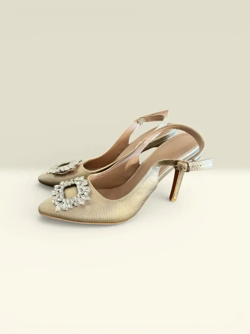 Zapatos de tacón dorados con hebilla decorativa - 1