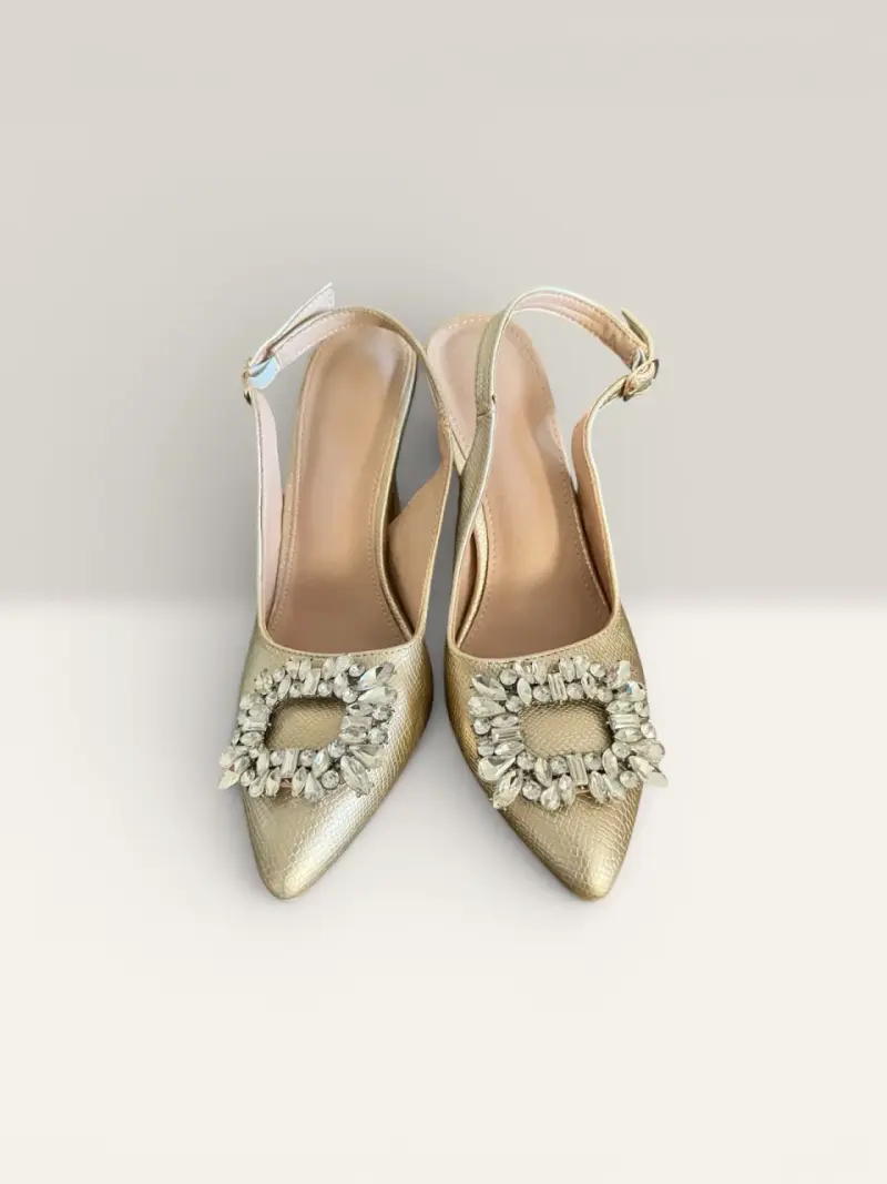 Zapatos de tacón dorados con hebilla decorativa - 2