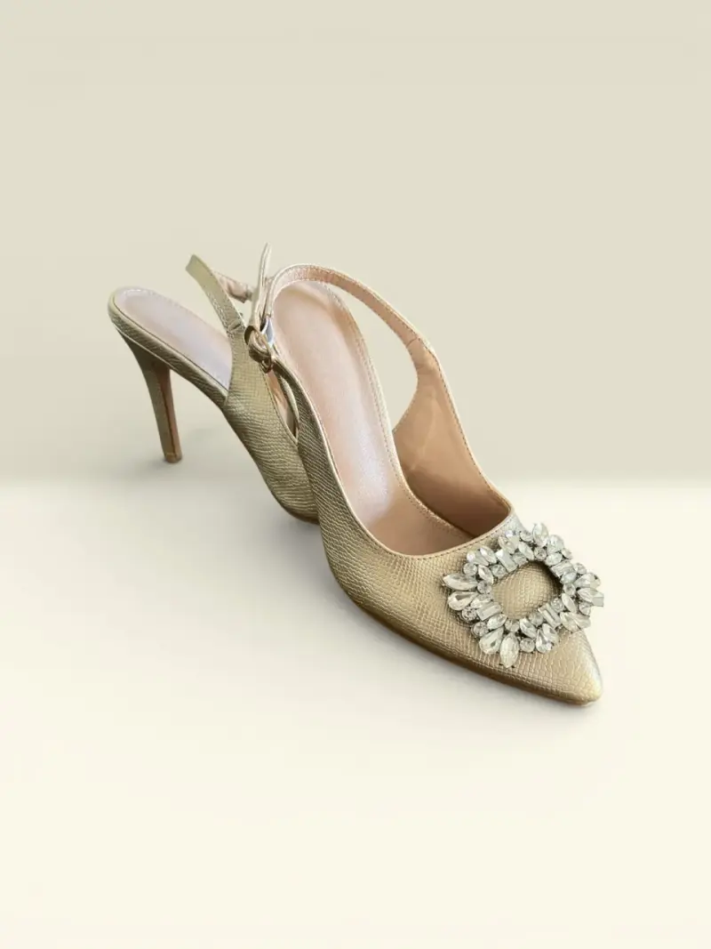 Zapatos de tacón dorados con hebilla decorativa - 3