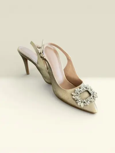 Zapatos de tacón dorados con hebilla decorativa - miniatura 3