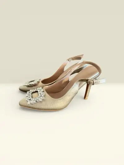 Zapatos de tacón dorados con hebilla decorativa - miniatura 4