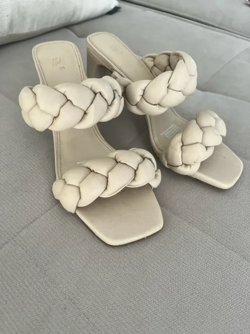 Sandalias de tacón trenzadas beige H&M - 3