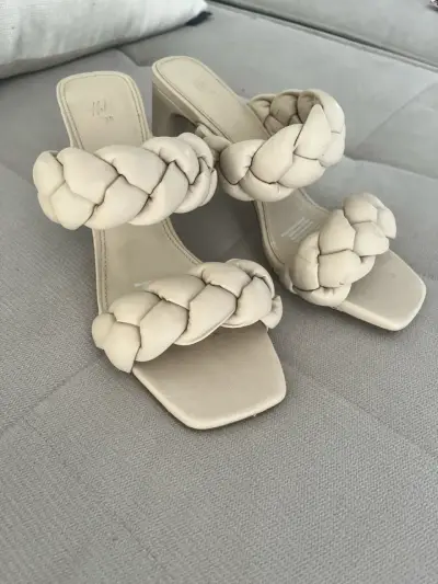 Sandalias de tacón trenzadas beige H&M - miniatura 3