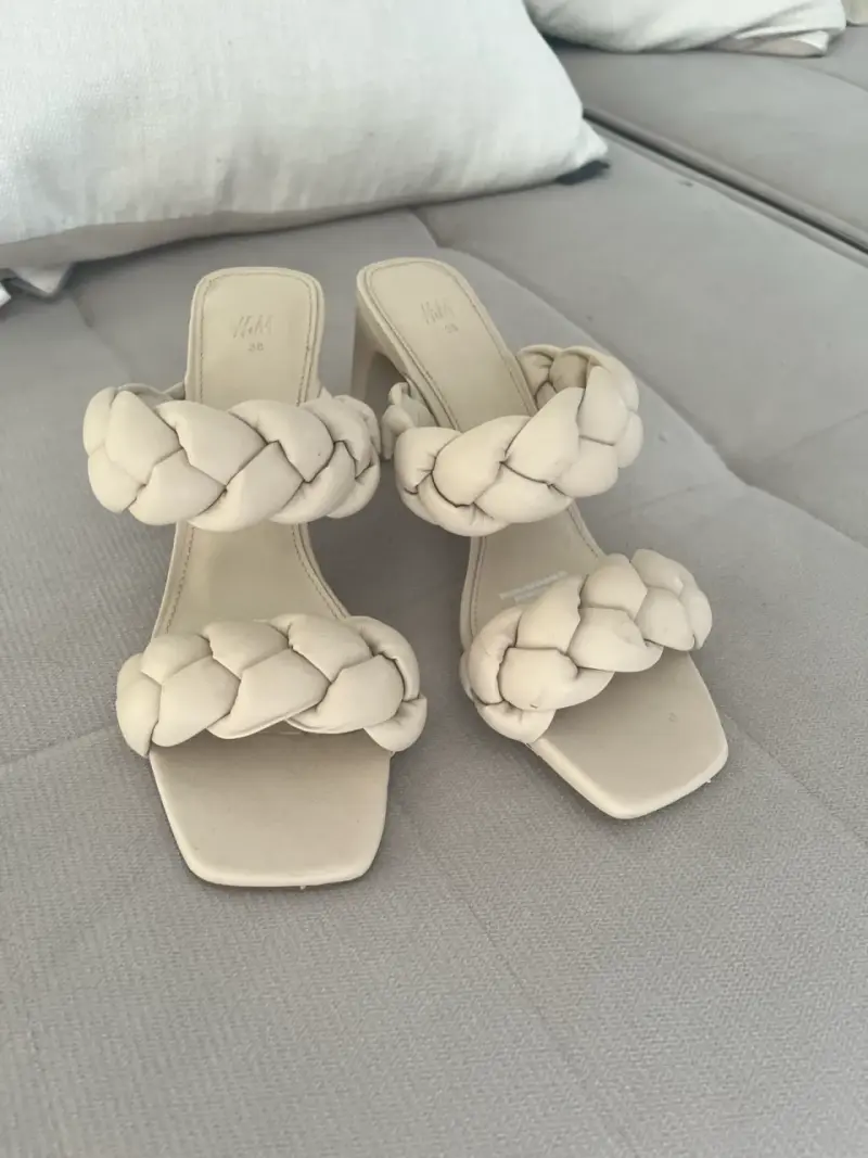 Sandalias de tacón trenzadas beige H&M - 4