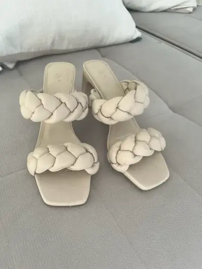 Sandalias de tacón trenzadas beige H&M - miniatura 4