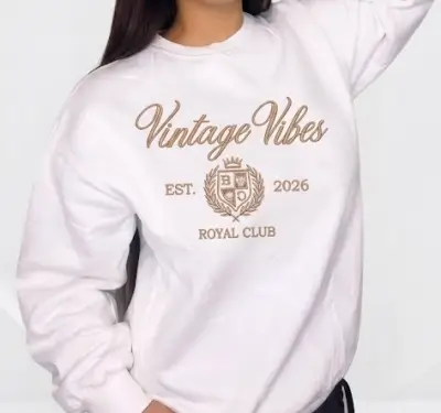 Polerón blanco con diseño Vintage Vibes - miniatura 1