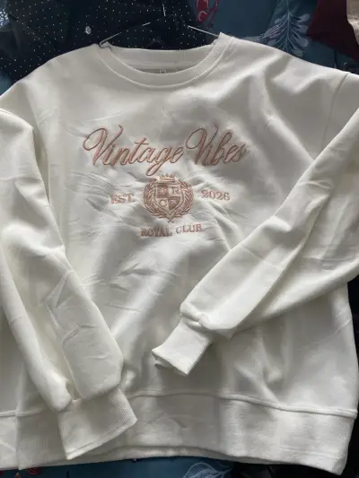 Polerón blanco con diseño Vintage Vibes - miniatura 2
