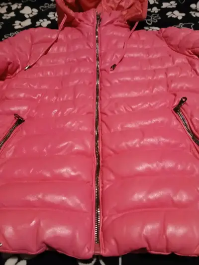 Chaqueta acolchada fucsia con capucha - miniatura 2