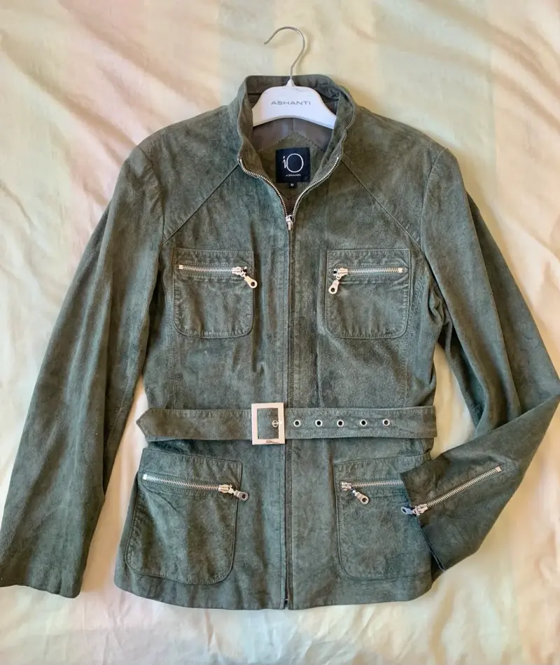 Chaqueta cuero con cinturón y bolsillos iO