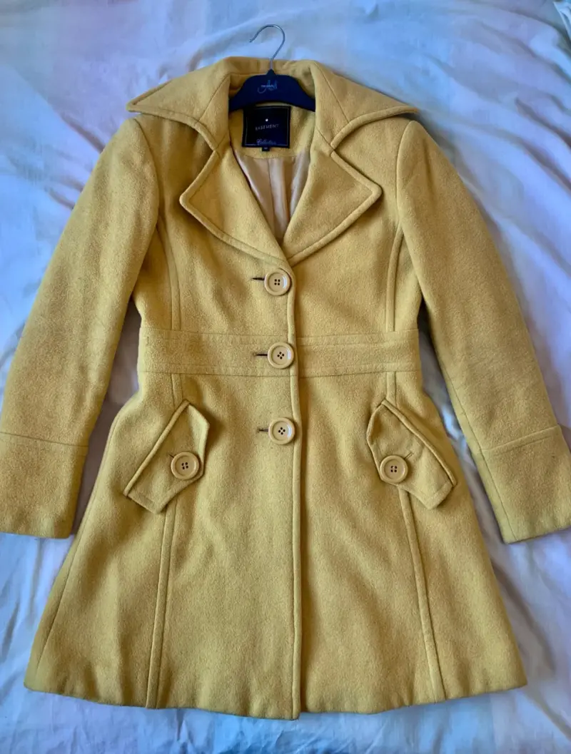 Abrigo amarillo para mujer Basement