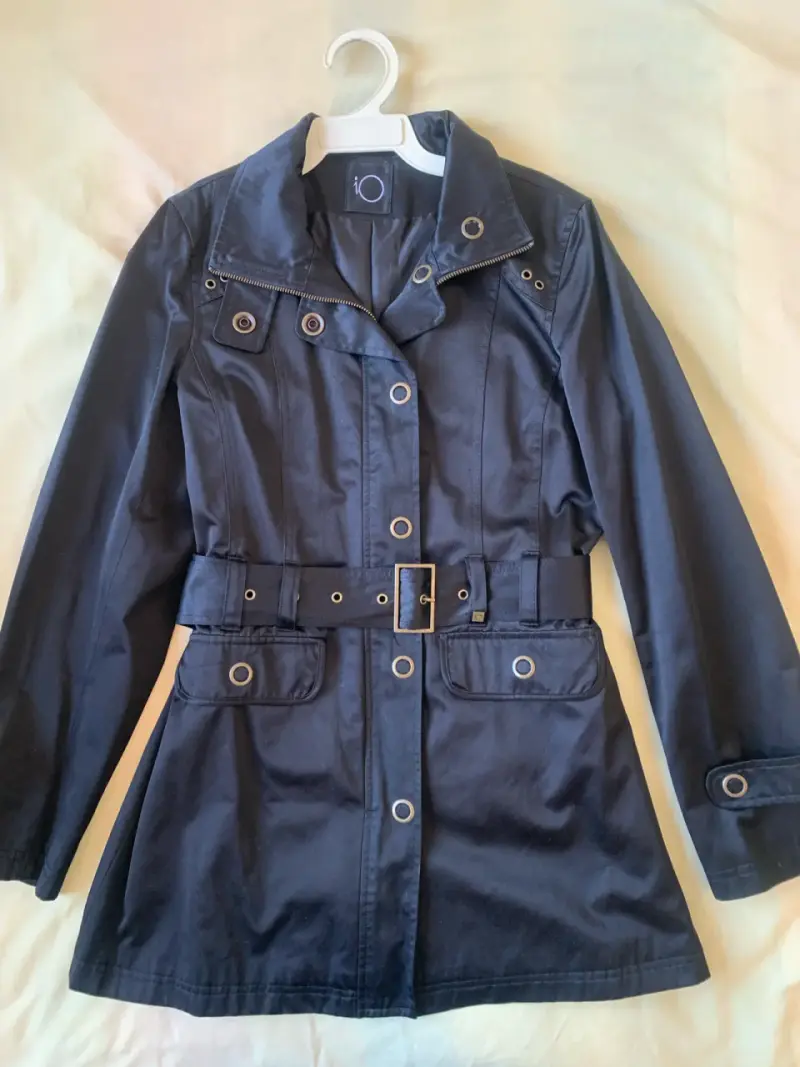 Trench negro con cinturón para mujer