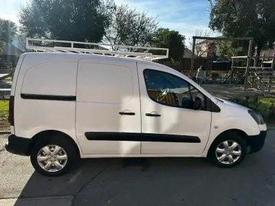Furgón Citroën Berlingo 2015 en buen estado - miniatura 2
