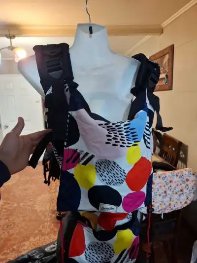Mochila portabebés ergonómica con diseño colorido - miniatura 1