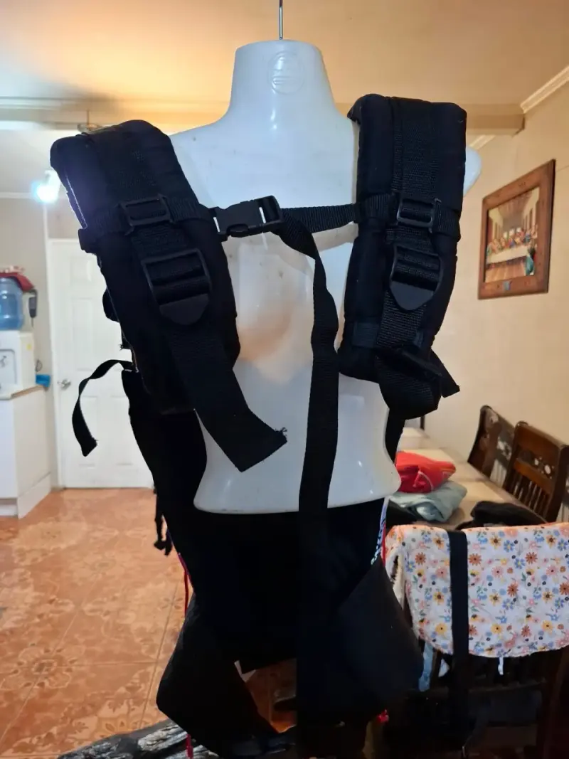 Mochila portabebés ergonómica con diseño colorido - 2