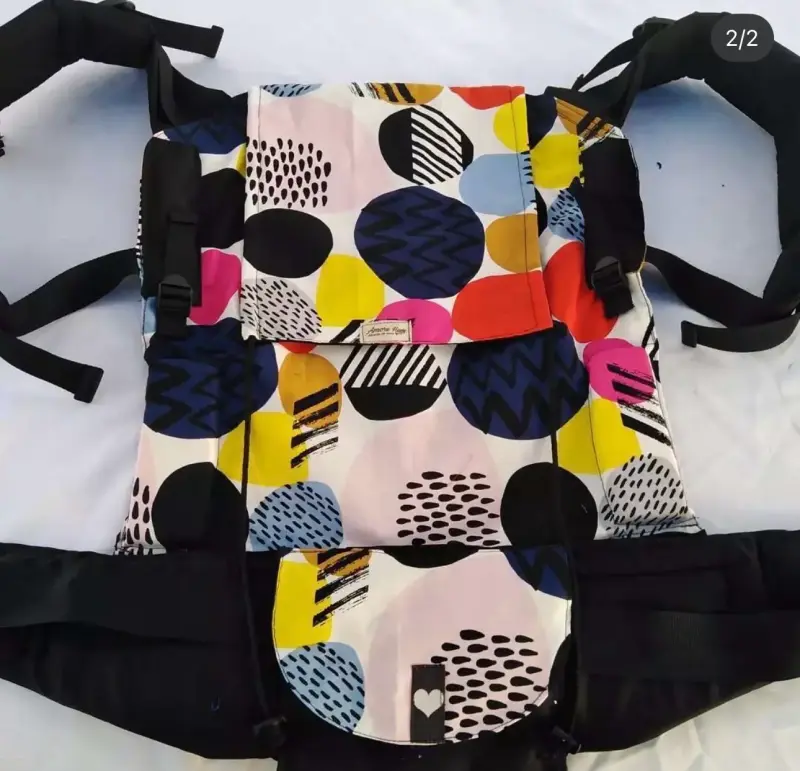Mochila portabebés ergonómica con diseño colorido - 3