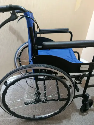 Silla de Ruedas Plegable First Care Azul - miniatura 1