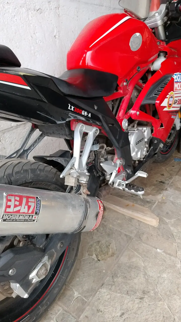 Moto deportiva Loncin GP300 roja con escape Yoshimura - 2