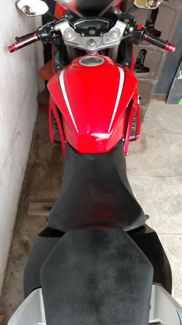 Moto deportiva Loncin GP300 roja con escape Yoshimura - 3
