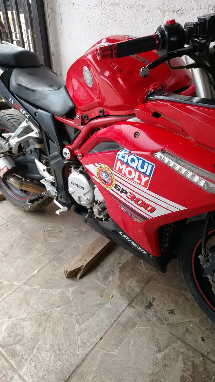 Moto deportiva Loncin GP300 roja con escape Yoshimura - 4