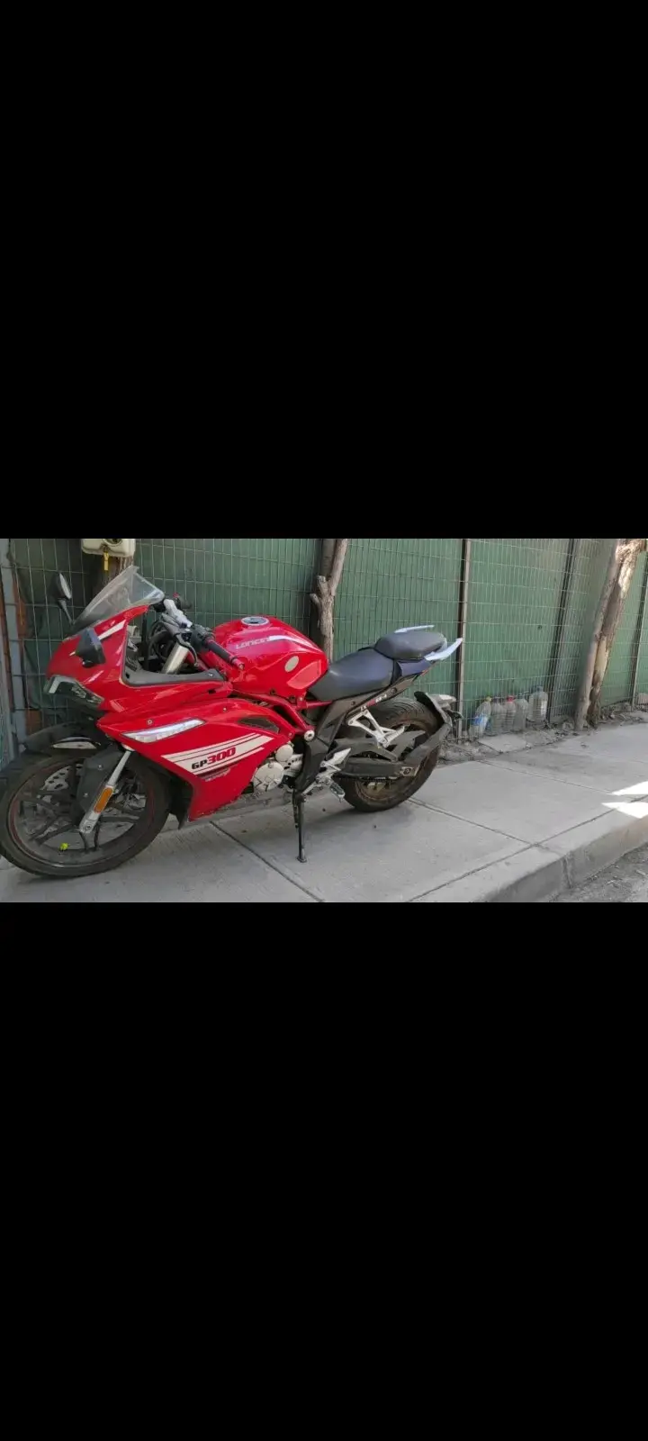 Moto deportiva Loncin GP300 roja con escape Yoshimura - 5