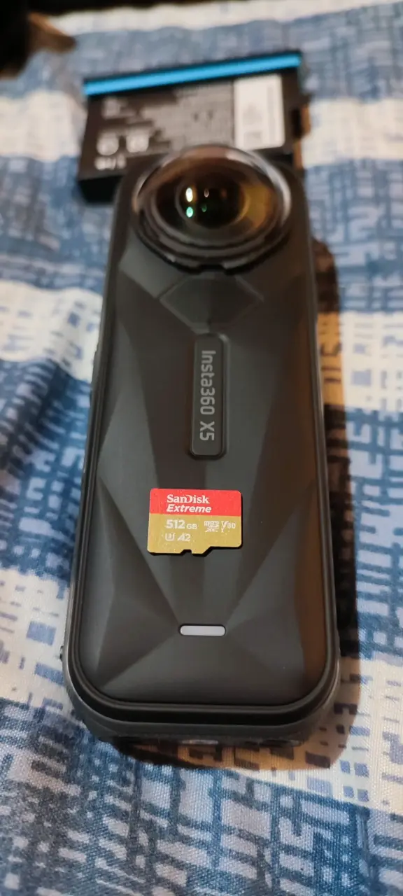 Cámara 360 Insta360 X3 con tarjeta SD 512GB - 1