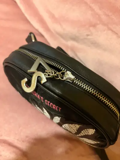 Riñonera negra Victoria's Secret con diseño floral - miniatura 1